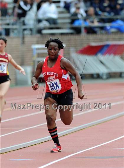 Thumbnail 2 in 117th Penn Relays (Girls 4x100m Small School Heats 25-37)  photogallery.