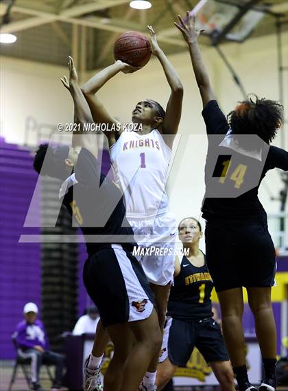 Thumbnail 1 in Etiwanda vs. Lynwood (CIF-SS Open Playoff) photogallery.