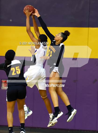 Thumbnail 1 in Etiwanda vs. Lynwood (CIF-SS Open Playoff) photogallery.