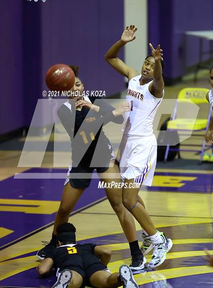 Thumbnail 1 in Etiwanda vs. Lynwood (CIF-SS Open Playoff) photogallery.