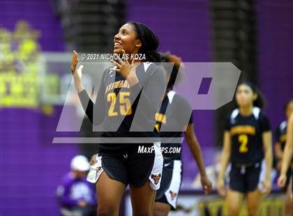 Thumbnail 1 in Etiwanda vs. Lynwood (CIF-SS Open Playoff) photogallery.