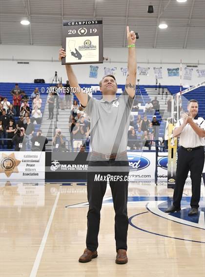 Thumbnail 1 in Oak Park vs. Saddleback Valley Christian (CIF-SS D2 Final) photogallery.