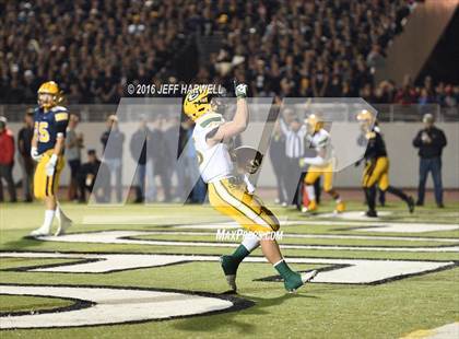 Thumbnail 2 in St. Edward vs. St. Ignatius (OHSAA Division I Region 1 Final) photogallery.