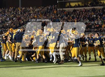 Thumbnail 3 in St. Edward vs. St. Ignatius (OHSAA Division I Region 1 Final) photogallery.