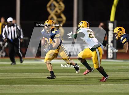 Thumbnail 3 in St. Edward vs. St. Ignatius (OHSAA Division I Region 1 Final) photogallery.