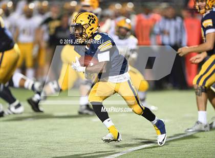 Thumbnail 3 in St. Edward vs. St. Ignatius (OHSAA Division I Region 1 Final) photogallery.