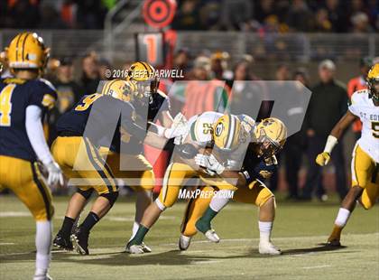 Thumbnail 3 in St. Edward vs. St. Ignatius (OHSAA Division I Region 1 Final) photogallery.