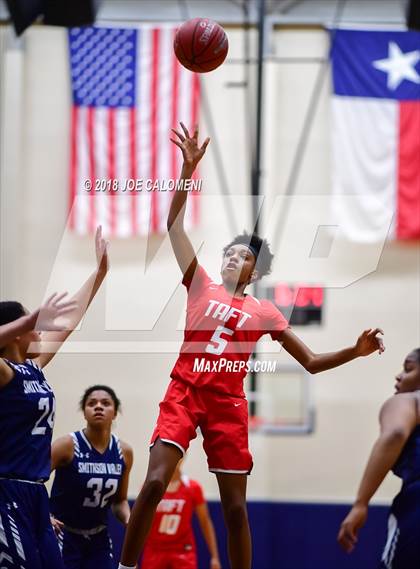 Thumbnail 1 in Taft [William H.] vs Smithson Valley (Class 6A Bi District) photogallery.
