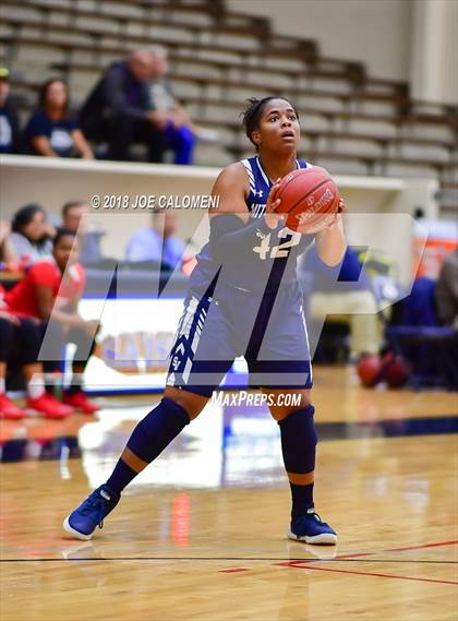 Thumbnail 1 in Taft [William H.] vs Smithson Valley (Class 6A Bi District) photogallery.
