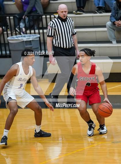 Thumbnail 3 in Terre Haute South Vigo vs. Brownsburg (Sectional Semifinal) photogallery.