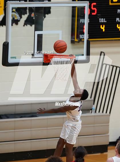 Thumbnail 3 in Terre Haute South Vigo vs. Brownsburg (Sectional Semifinal) photogallery.