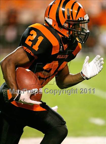 Thumbnail 2 in Calhoun City vs. Lumberton (MHSAA Class 2A Final) photogallery.
