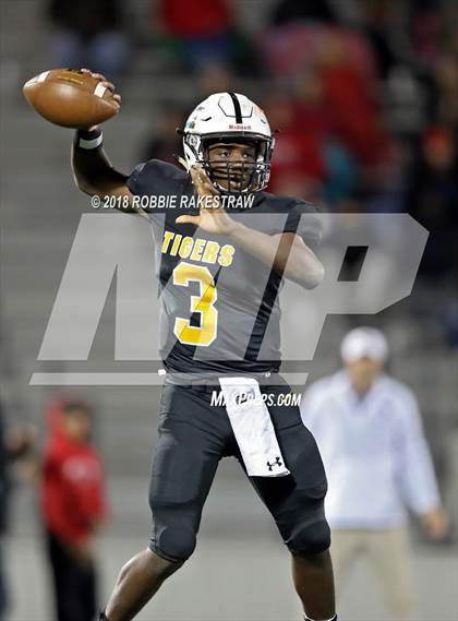 Thumbnail 3 in Malakoff vs. Pottsboro (UIL 3A Division 1 Region II Bi-District) photogallery.