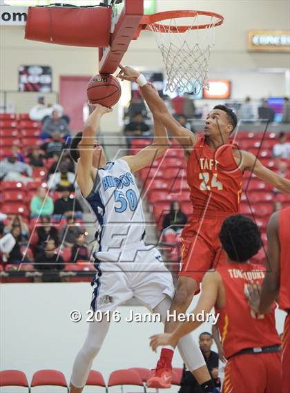 Thumbnail 2 in Centennial vs. Taft (Big City Showdown) photogallery.