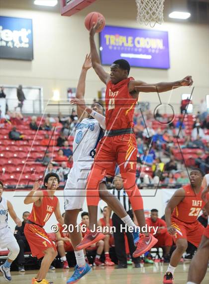 Thumbnail 3 in Centennial vs. Taft (Big City Showdown) photogallery.