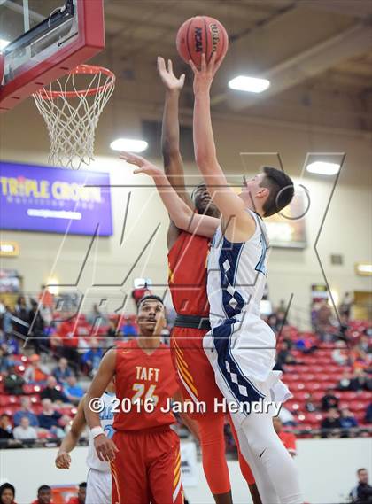 Thumbnail 3 in Centennial vs. Taft (Big City Showdown) photogallery.