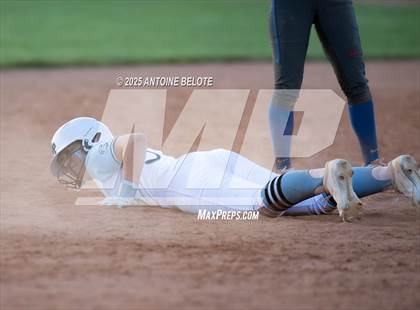 Thumbnail 2 in Los Alamitos vs. Villa Park photogallery.