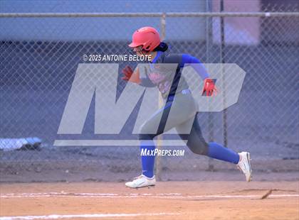 Thumbnail 3 in Los Alamitos vs. Villa Park photogallery.