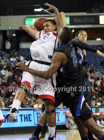 Thumbnail 2 in Salesian vs. Windward (CIF D4 State Final) photogallery.