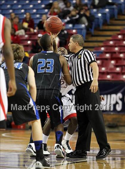 Thumbnail 2 in Salesian vs. Windward (CIF D4 State Final) photogallery.