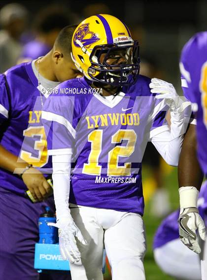 Thumbnail 2 in Lynwood vs. Verbum Dei  photogallery.