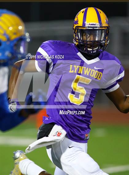 Thumbnail 3 in Lynwood vs. Verbum Dei  photogallery.