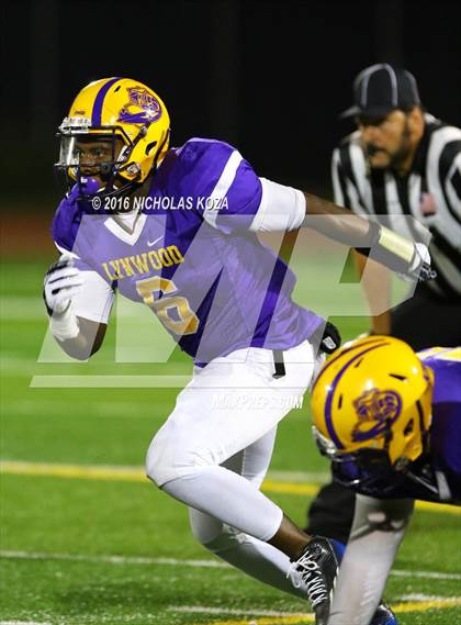 Thumbnail 3 in Lynwood vs. Verbum Dei  photogallery.