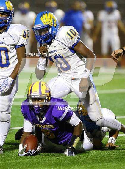 Thumbnail 3 in Lynwood vs. Verbum Dei  photogallery.