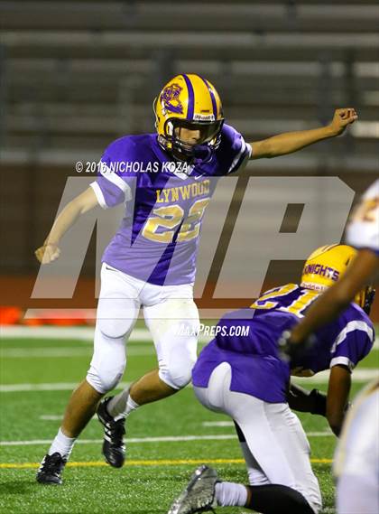 Thumbnail 2 in Lynwood vs. Verbum Dei  photogallery.