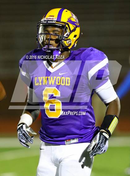 Thumbnail 2 in Lynwood vs. Verbum Dei  photogallery.