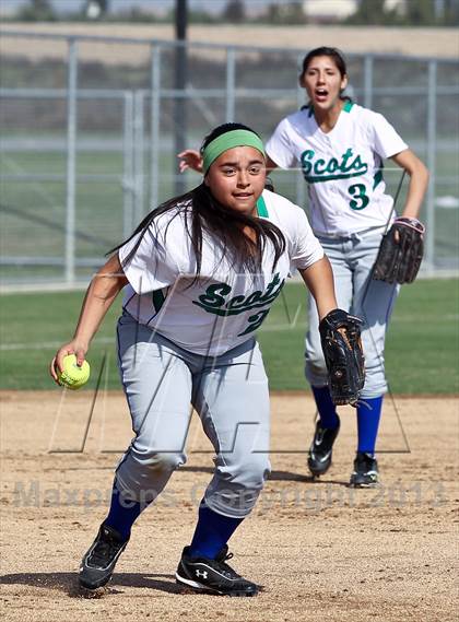 Thumbnail 3 in Highland vs Tulare Western (Mira Monte Invitational) photogallery.