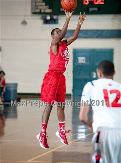 Thumbnail 3 in Leuzinger vs Burroughs (Santa Barbara Holiday Classic) photogallery.