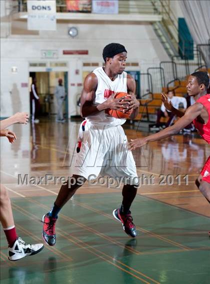 Thumbnail 1 in Leuzinger vs Burroughs (Santa Barbara Holiday Classic) photogallery.