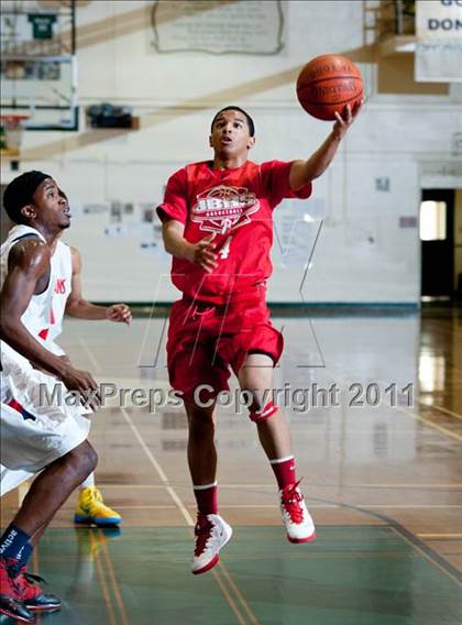 Thumbnail 3 in Leuzinger vs Burroughs (Santa Barbara Holiday Classic) photogallery.
