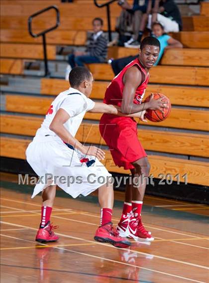 Thumbnail 3 in Leuzinger vs Burroughs (Santa Barbara Holiday Classic) photogallery.