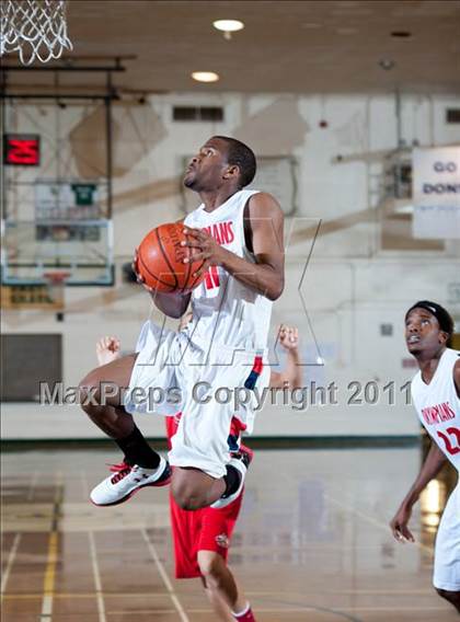 Thumbnail 1 in Leuzinger vs Burroughs (Santa Barbara Holiday Classic) photogallery.