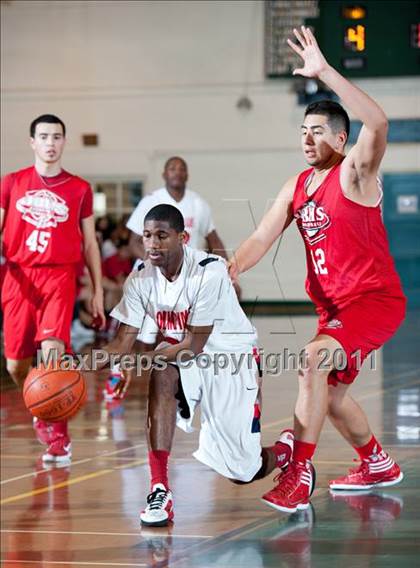 Thumbnail 3 in Leuzinger vs Burroughs (Santa Barbara Holiday Classic) photogallery.