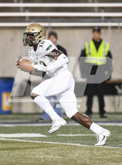 Thumbnail 3 in St. Vincent-St. Mary vs. Archbishop Hoban (OHSAA Division III Region 9 Semifinal) photogallery.