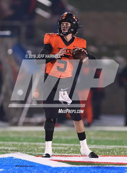 Thumbnail 1 in Washington vs. Perry (OHSAA D2 Regional Semifinal) photogallery.