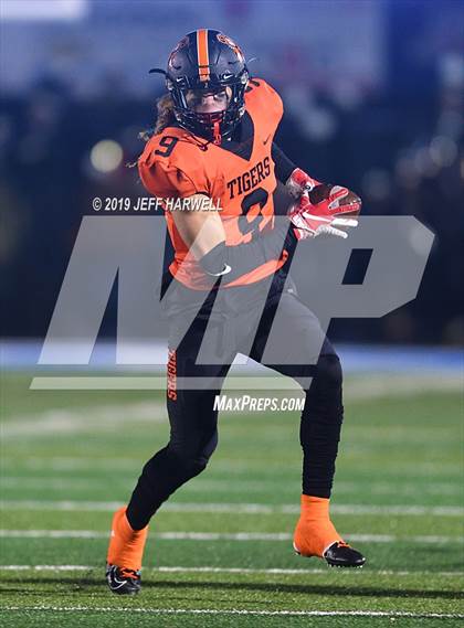 Thumbnail 2 in Washington vs. Perry (OHSAA D2 Regional Semifinal) photogallery.