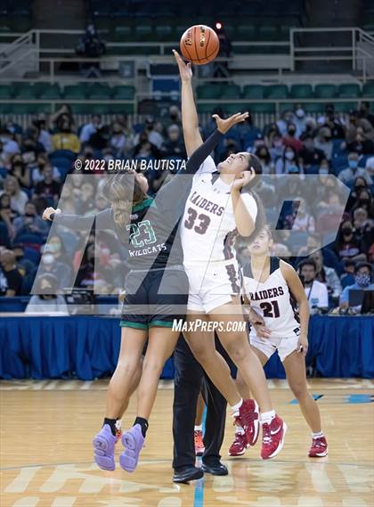 Thumbnail 2 in 'Iolani vs Konawaena (HHSAA Division 1 Championship) photogallery.