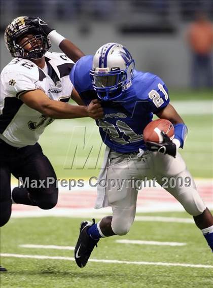 Thumbnail 2 in McCallum vs. Calhoun (Texas 4A Region 4 Playoffs) photogallery.