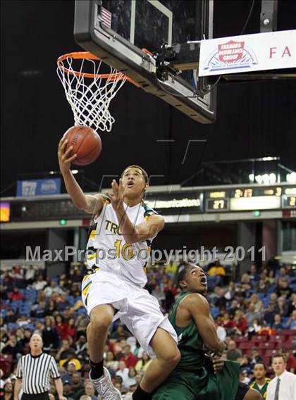 Thumbnail 1 in Castro Valley vs. De La Salle (CIF State NorCal D1 Final) photogallery.