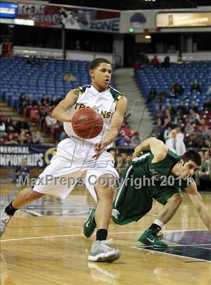 Thumbnail 2 in Castro Valley vs. De La Salle (CIF State NorCal D1 Final) photogallery.