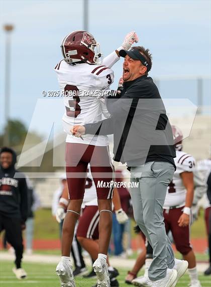 Thumbnail 2 in Sunnyvale vs. Athens (UIL 4A D2 Football Regional Semifinal) photogallery.