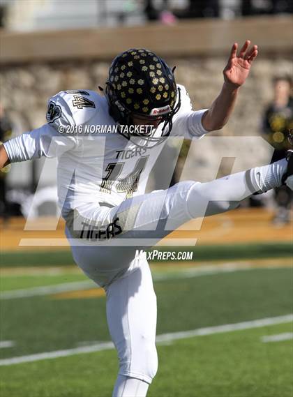 Thumbnail 3 in Blue Valley vs. Derby (KSHSAA 6A Final) photogallery.
