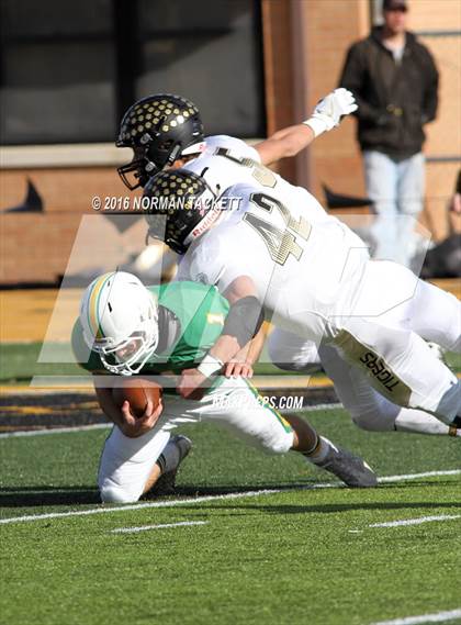 Thumbnail 2 in Blue Valley vs. Derby (KSHSAA 6A Final) photogallery.