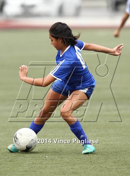 Thumbnail 3 in Flintridge Prep vs. Burbank photogallery.