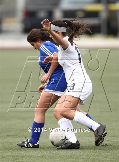 Thumbnail 3 in Flintridge Prep vs. Burbank photogallery.