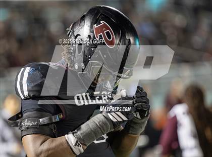 Thumbnail 1 in Dickinson vs. Pearland (UIL Football 6A D1 Area) photogallery.